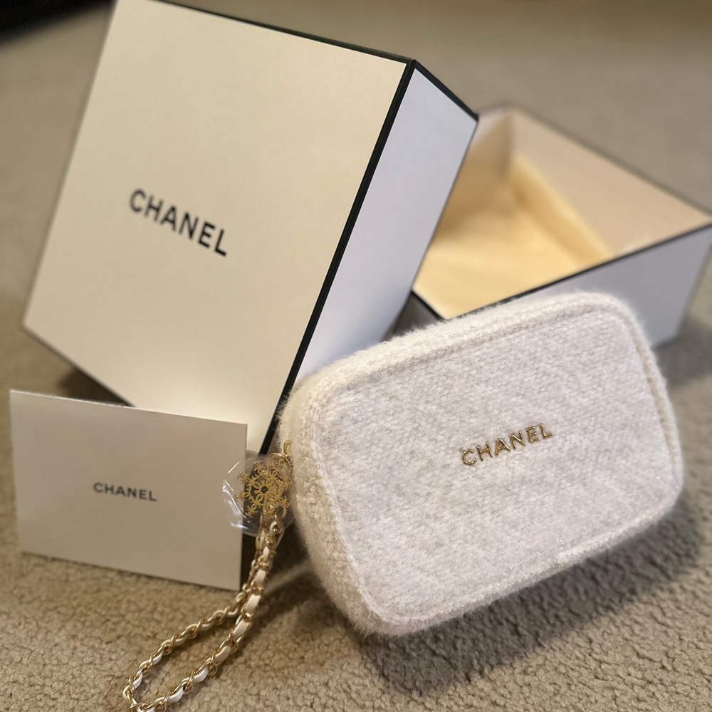 Upholstered CHANEL BEAUTY Cream and Gold Textured wristlet